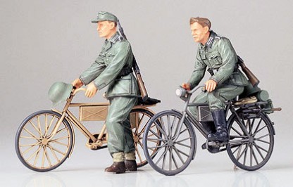Tamiya German Soldiers With Bicycles - 1:35 Bouwpakket