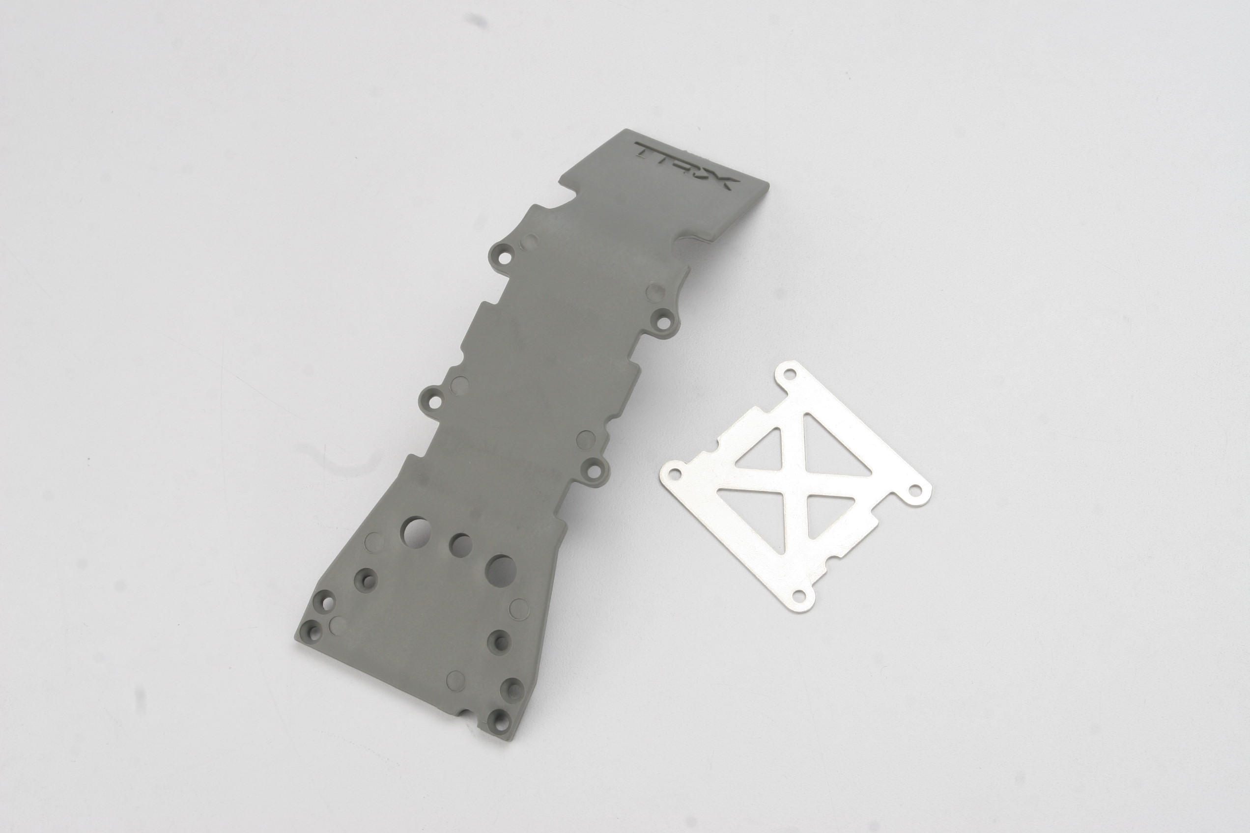Traxxas Skidplate, front plastic (grey)/ stainless steel plate - TRX4937A