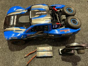 traxxas unlimited desert racer 4wd race truck rtr tsm 2.4ghz blauw met led set met 2x traxxas 7600mah 2s lipo batterijen!