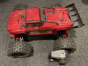 arrma 1/5 outcast 8s blx 4wd brushless stunt truck rtr met louise banden!