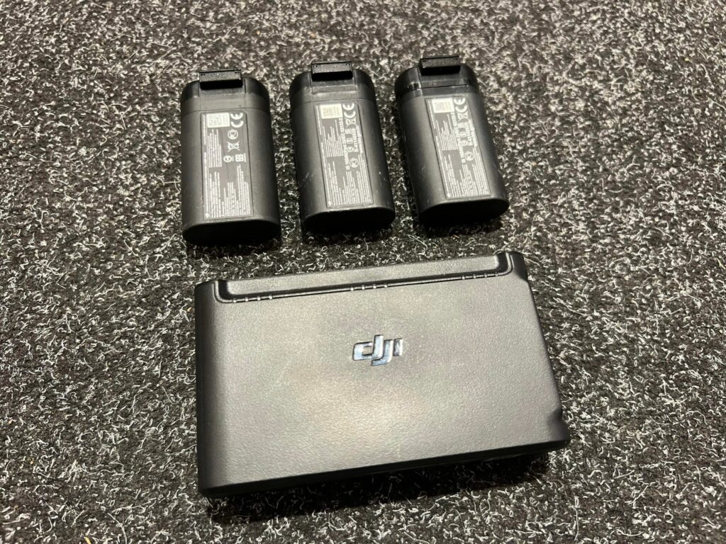 dji mini 1 batterijen 3 stuks met laad docking in een goede staat!