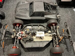 losi 1/5 5ive t chassis met zeer veel tuning onderdelen en servo's!