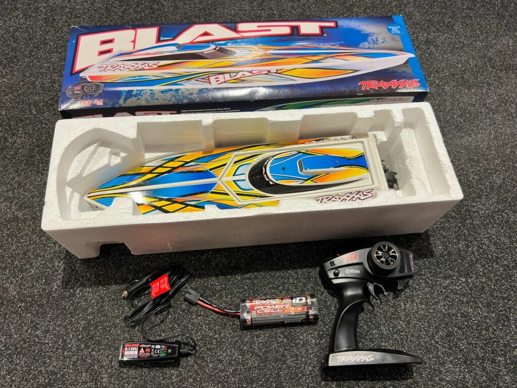 traxxas blast high performance boat rtr 2.4ghz inclusief power pack in een prima staat!