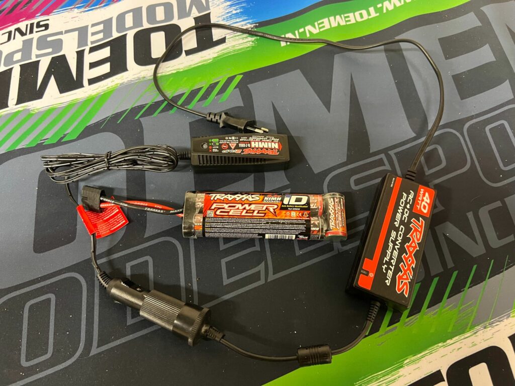 toemen uitverkoopjes traxxas 12 volt lader met 220 adapter en 8.4 3000mah nimh batterij!