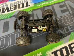 toemen uitverkoopjes ftx tracer chassis helemaal nieuw met banden en motor!