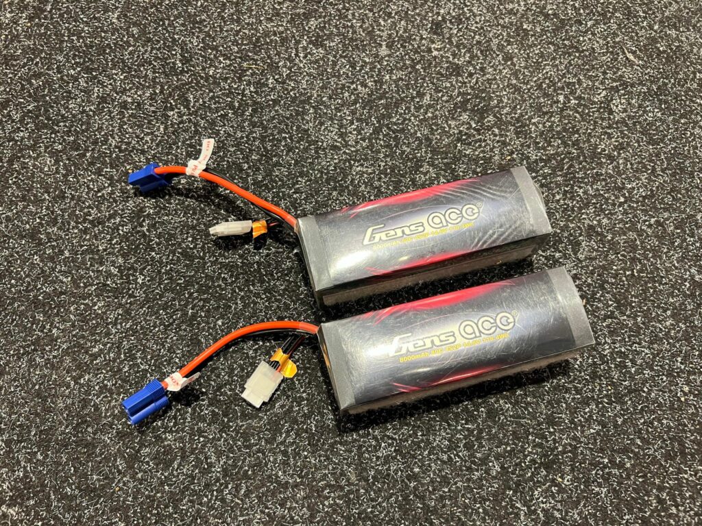 2x gens ace 8000mah 4s 14.8 volt 80c lipo batterijen (voltage is prima enkel iets uitgezet)!