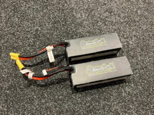 2x gens ace 8000mah 4s 14.8 volt 100c lipo batterijen (voltage is prima enkel iets uitgezet)!