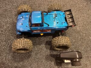 arrma 1/10 outcast 4x4 4s v2 blx stunt truck rtr (midden diff is aan vervanging toe)!