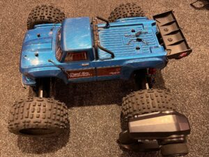 arrma 1/10 outcast 4x4 4s v2 blx stunt truck rtr – blauw !