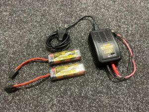 2x yellow rc 1500mah batterijen met yellow rc en3 lipo lader voor traxxas 1/16!