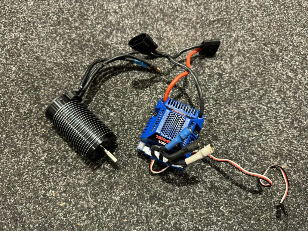 traxxas 2200kv 6s brushless motor en traxxas 6s regelaar (gebruikt maar in orde)