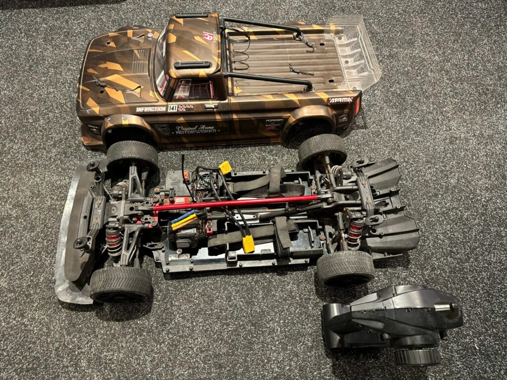 arrma infraction 6s blx 1/7 brushless street basher 4wd rtr heeft wat liefde en aandacht nodig!