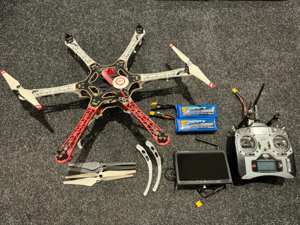 dji f550 hexacopter met dji naza systeem en fpv scherm met spektrum dx6i 6 kanaals zender (leuk voor de hobbyist)!