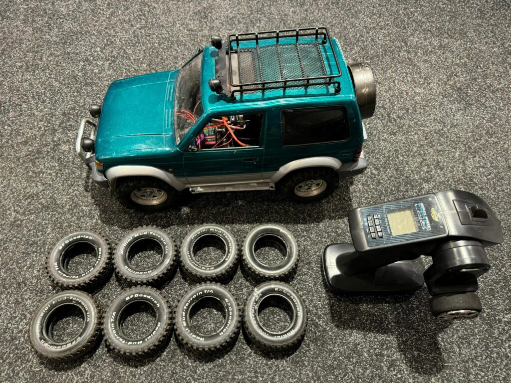 tamiya 1/10 electro 4wd truck met zender en extra banden (leuk al hobby project)!