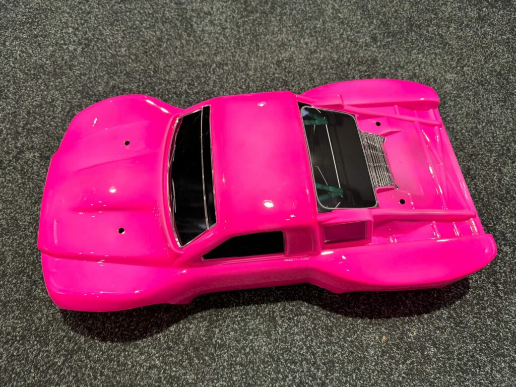 traxxas slash 4×4 body in de kleur roze in een prima staat!