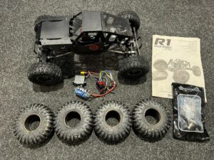gmade r1 rock buggy met extra set banden en motor, regelaar met servo (leuk hobby project)!