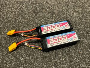 2x tcr 5000mah 3s lipo batterijen met xt90 stekker in een top staat!