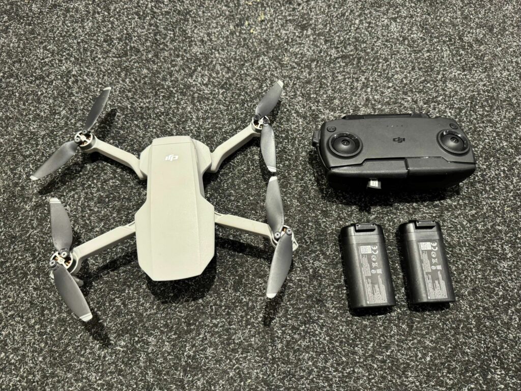 dji mini 1 met 2 dji batterijen en zender in een prima staat!