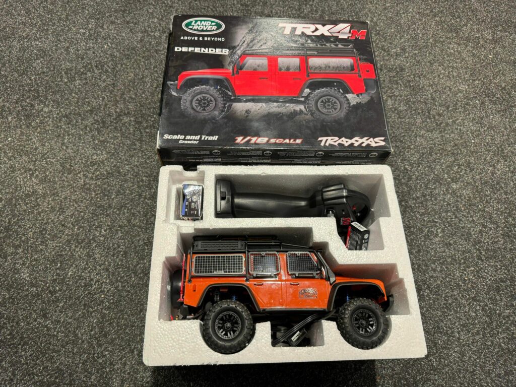 traxxas trx 4m 1/18 scale and trail crawler land rover 4wd electric truck met enorm veel tuning onderdelen in een top staat!