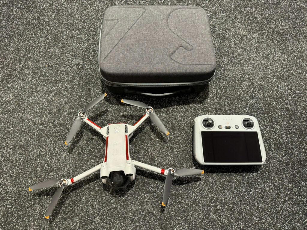 dji mini 3 pro met dji smart controller (vliegt perfect enkel een kleine beschadiging)!