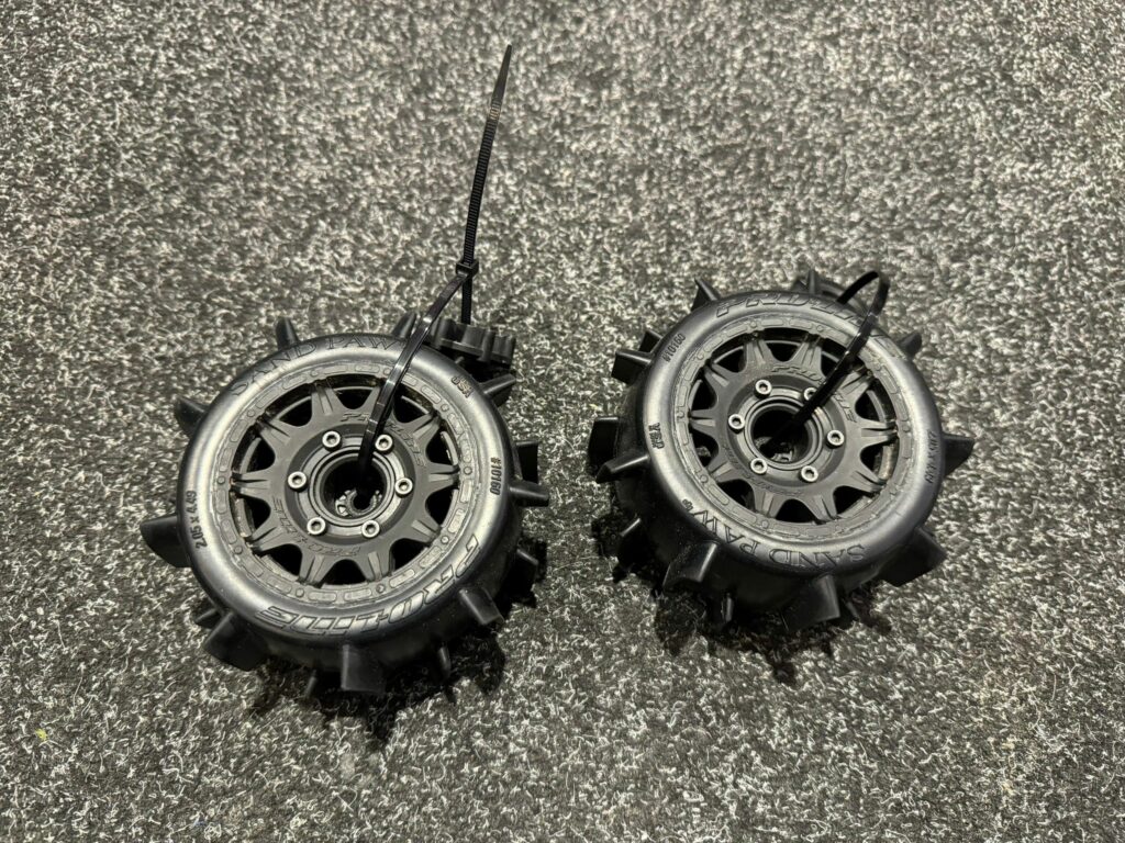 2x proline sand paw lp 2.8″ sand tires mounted for stampede/rustler 2wd & 4wd front and rear, mounted on raid black 6×30 removable hex wheels (nieuw)!