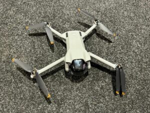 dji mini 3 drone only (een pootje defect) verder in orde!