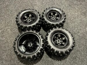 4x traxxas tires & wheels assembled glued (x maxx 8s black wheels, sledgehammer belted tires, dual profile (helemaal nieuw)!