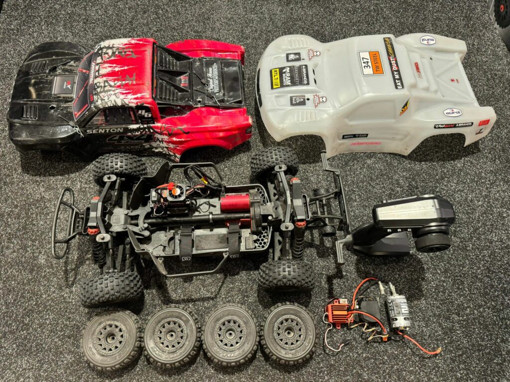 arrma senton 4x4 brushless short course truck met 2e set banden en 2e body!