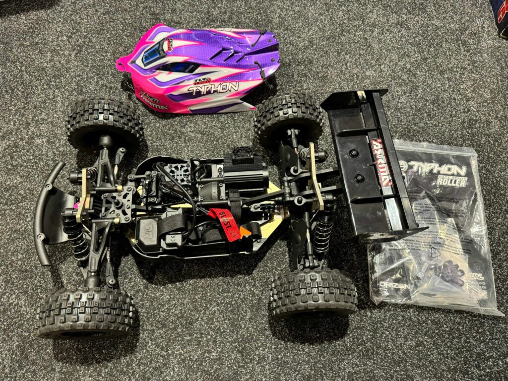 arrma tlr tuned typhon 1/8 race buggy 4wd roller pink/purple + spektrum 2050kv + spektrum 150a v2 esc + spektrum s665 servo + proline badlands en nog veel meer!