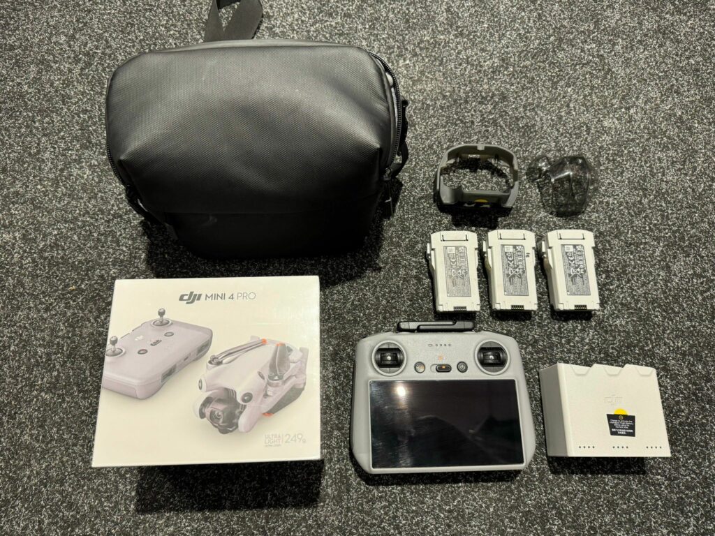 dji mini 4 pro fly more combo met rc331 smart controller (drone helemaal nieuw) de rest van de onderdelen in een prima staat!