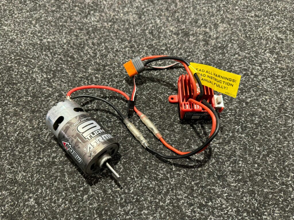 arrma 9 turns brushed motor met arrma lipo/nimh regelaar in een goede staat!