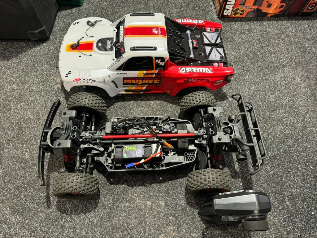 arrma 1/8 mojave 4x4 4s blx desert truck rtr wit + 4s 5500mah lipo echt als nieuw!