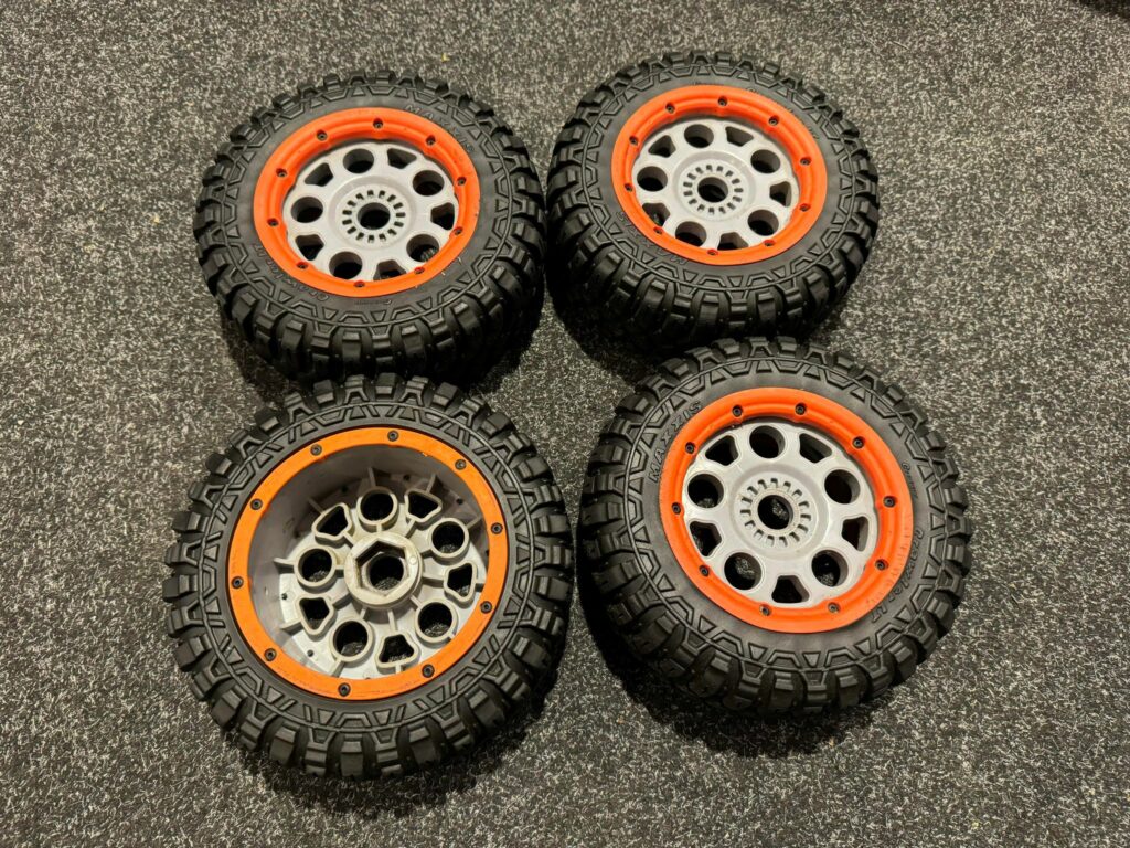 4x team losi dbxl e 1/5 banden met velgen echt als nieuw!