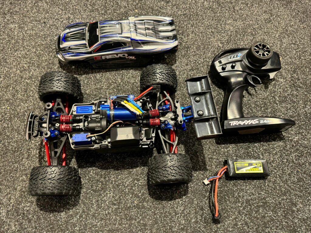 traxxas e revo 1/16 vxl brushless monster truck rtr met yellow rc 2200mah lipo batterij in een goede staat (enkel stuurinrichting maken / niet in orde)!