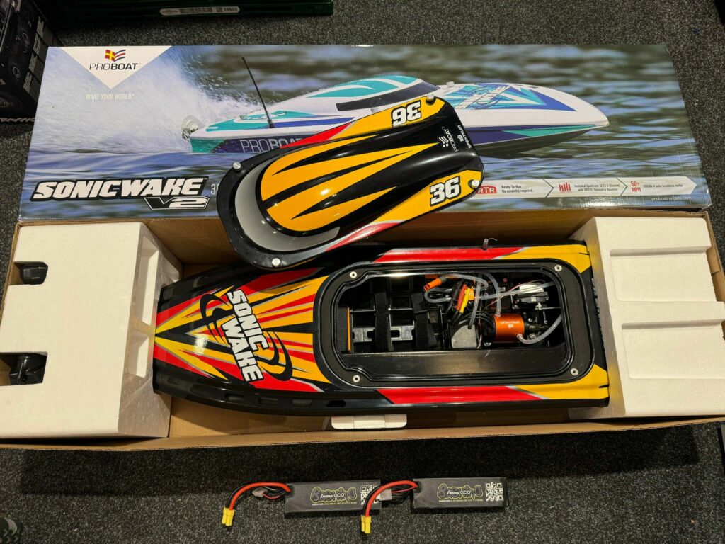 pro boat sonicwake v2 36 self righting brushless deep v rtr black (versie 2023) inclusief power package in een prima staat met garantie!