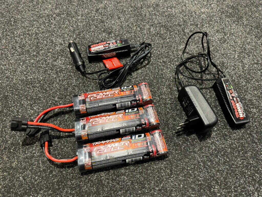 3x traxxas 3000mah 8.4v nimh batterijen met 12 volt lader en 220 volt lader in een prima staat!