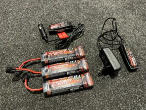 3x traxxas 3000mah 8.4v nimh batterijen met 12 volt lader en 220 volt lader in een prima staat!