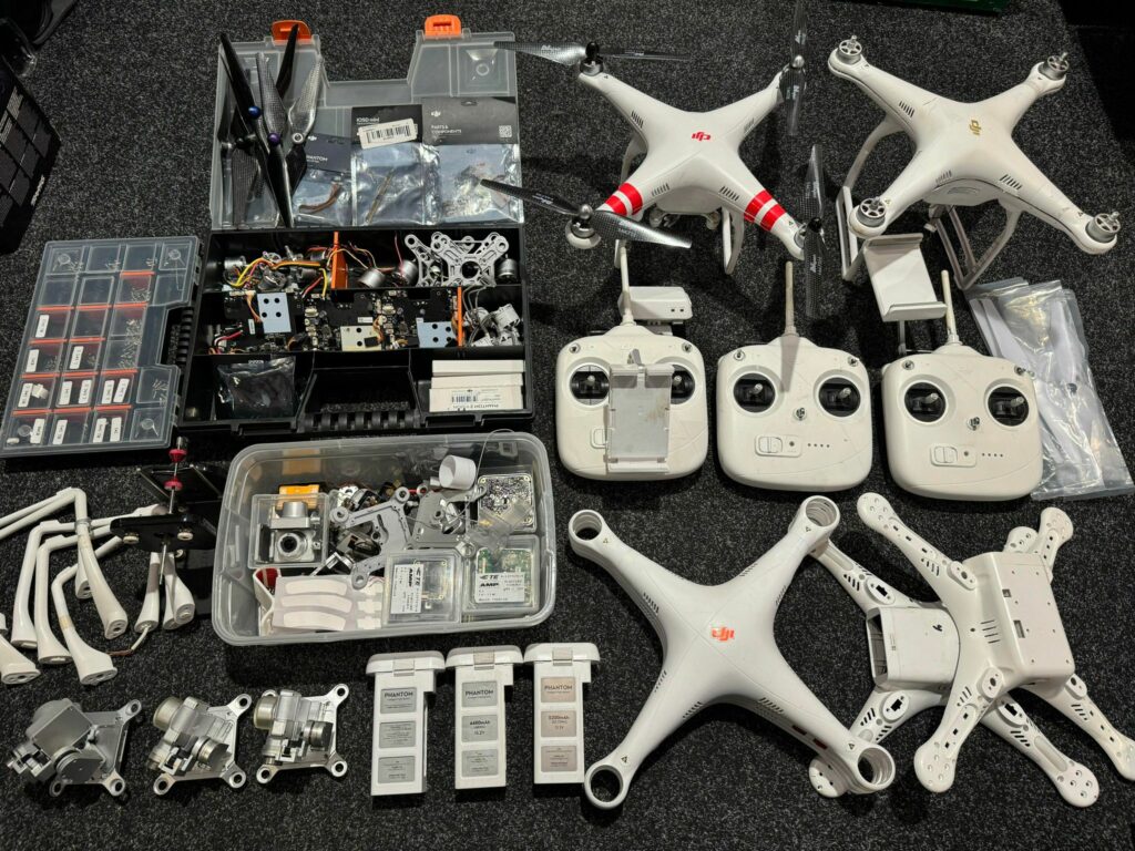 dji phantom onderdelen / accu's / laders / motoren / zenders en nog veel meer (niet afgebeeld) leuk als hobby project!