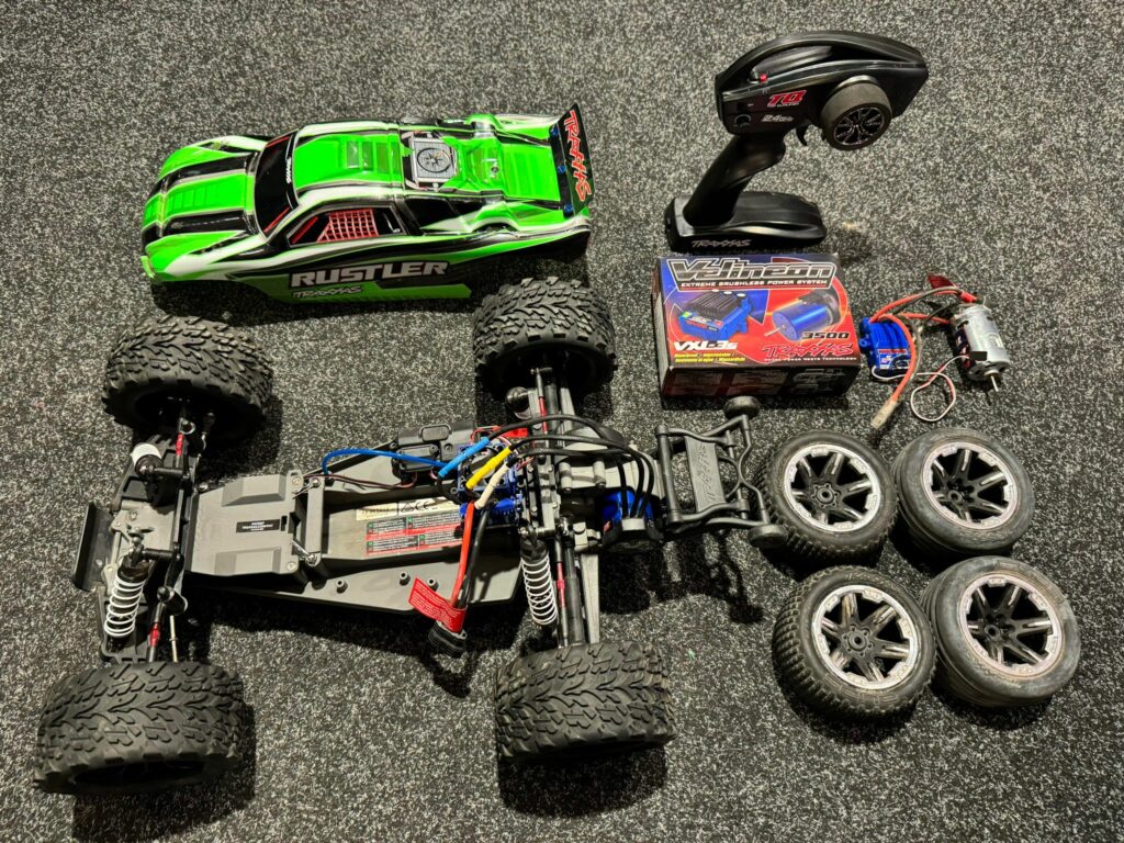 traxxas rustler 2wd vxl brushless electro buggy met 2e set banden + tuning onderdelen + brushed motor/regelaar in een prima staat!