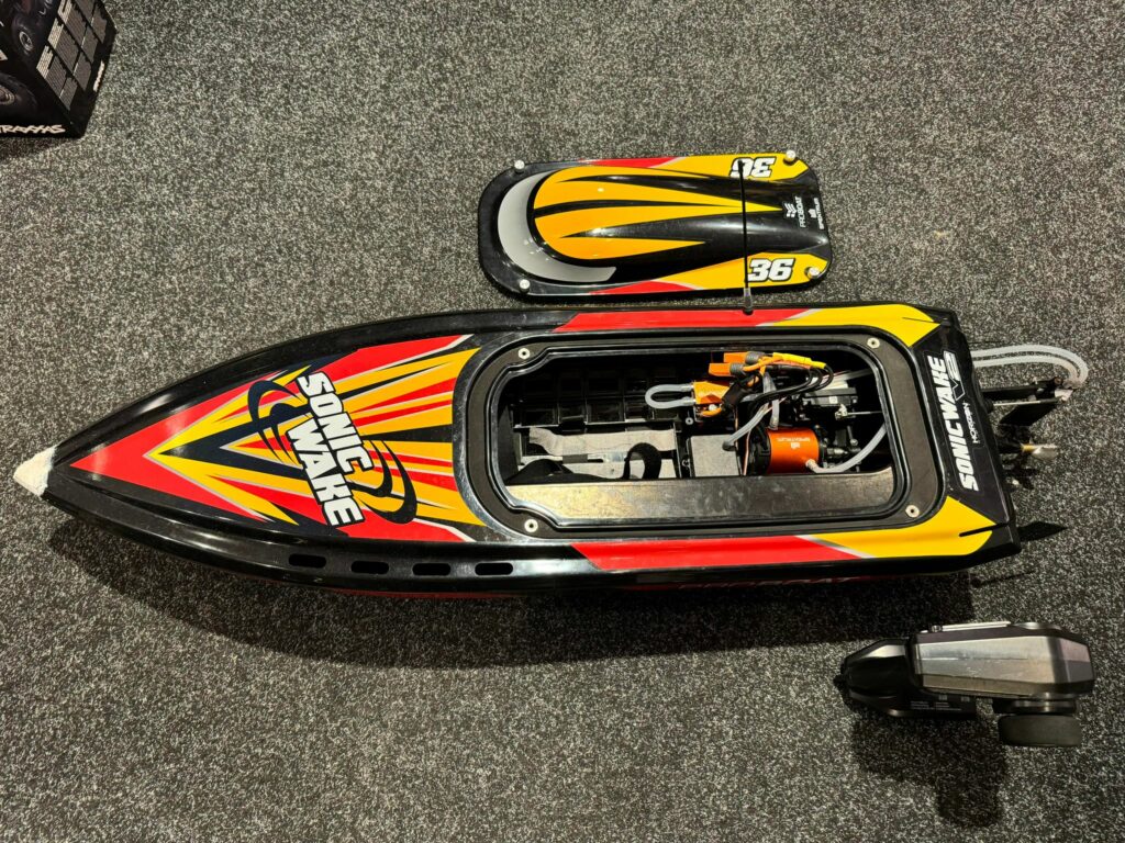 pro boat sonicwake v2 36 self righting brushless deep v rtr black (versie 2023) punt beschadigd!