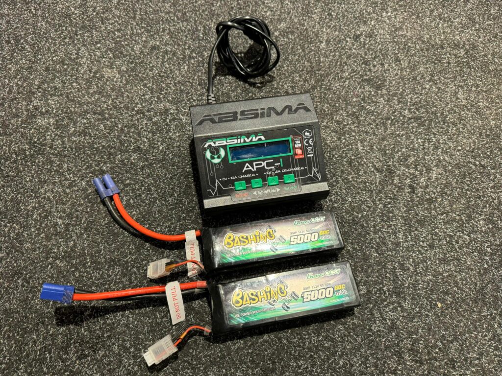 absima apc 1 snellader (80w, lipo, nimh, lihv etc) + 2x gens ace bashin 5000mah 3s lipo batterijen in een prima staat!