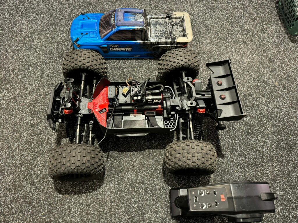 arrma granite 1/10 brushless monster truck rtr in de kleur blauw!