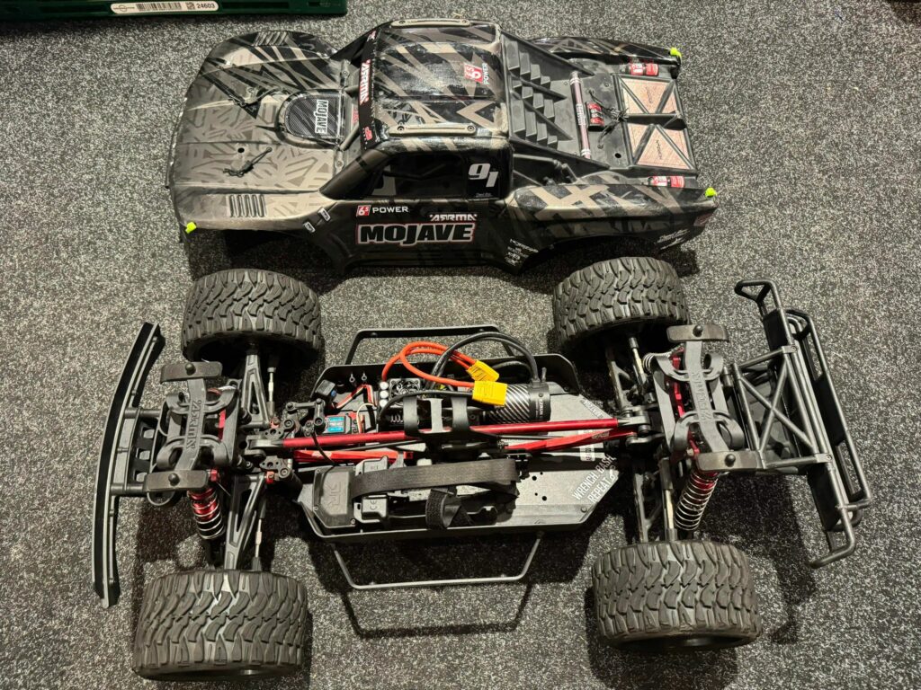 arrma mojave 1/7 exb met hobbywing 2250kv g2 en hobbywing max8 g2 regelaar + power hd 20kg servo + sweep rc banden + ontvanger in een prima staat (zonder zender)!