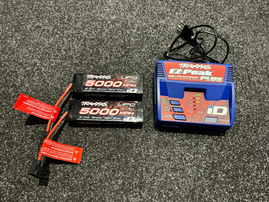 2x traxxas 5000mah 2s lipo batterijen en 1x traxxas ez peak plus lader!