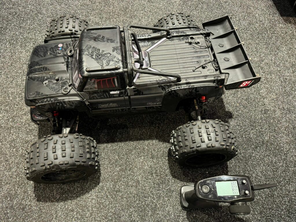 arrma 1/5 outcast 4wd extreme bash roller stunt truck black + hobbywing max5 regelaar + castle creations 800kv motor + metalen servo + zender set (achter diff defect)!