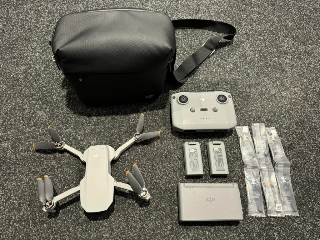 dji mini 2 compleet met 2e dji batterij en dji docking met tas!