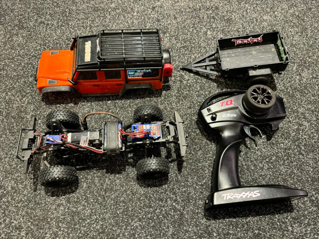 traxxas trx 4m 1/18 scale and trail crawler land rover 4wd electric truck rtr (asje losje) + traxxas aanhanger verder in een goede staat!