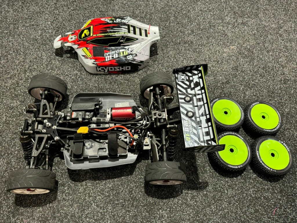 kyosho inferno neo 3.0 ve 4wd brushless buggy met 2e set banden (zonder zender en ontvanger)