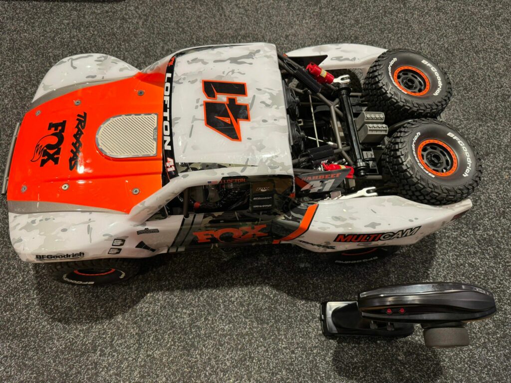 traxxas unlimited desert racer 4wd race truck rtr tsm 2.4ghz fox met led set echt als nieuw met mega veel aluminium tuning onderdelen!