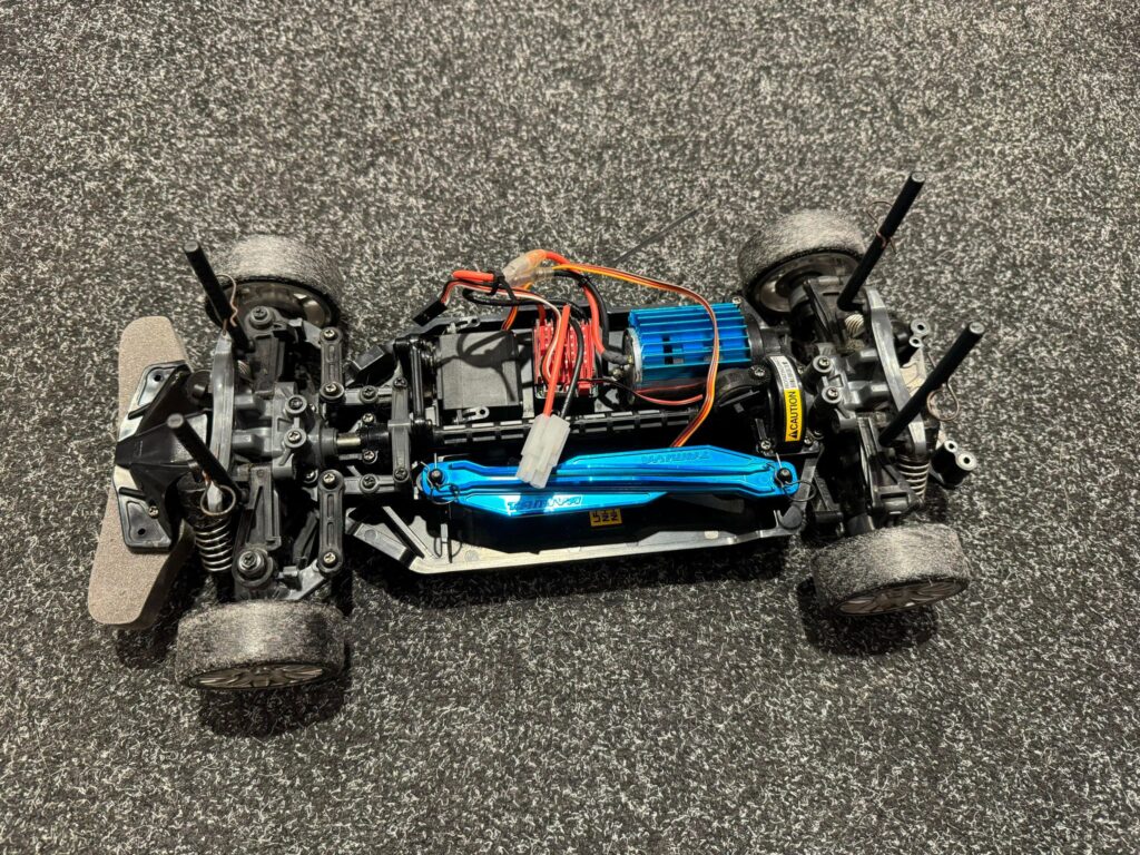 tamiya onroad chassis met motor, servo en regelaar (gebruikt maar in orde)!